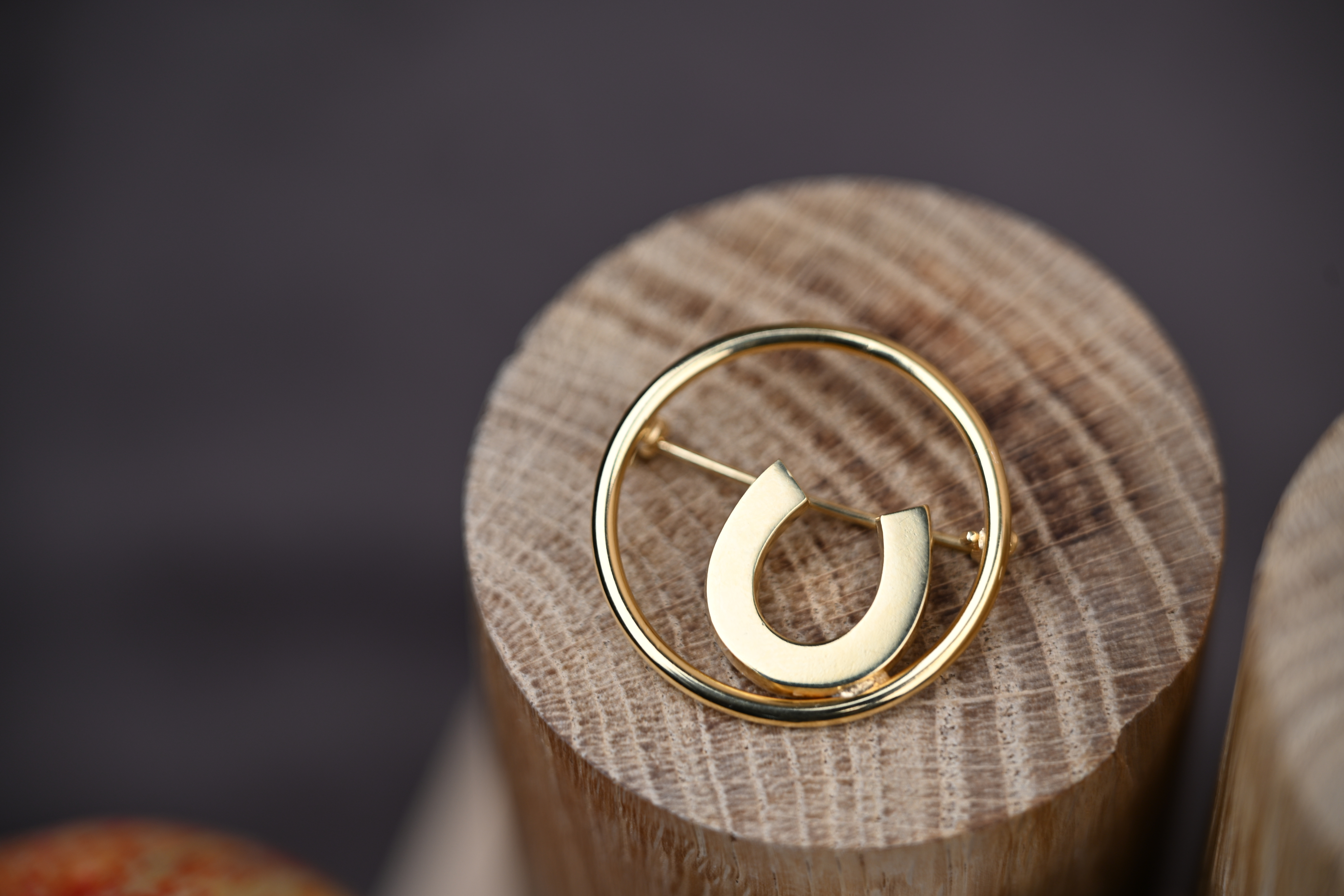 Guld hestesko ring fra Maison d'Aure kollektionen - håndlavet smykke i 18K forgyldning